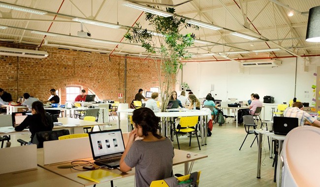 Os espaços Coworking são exemplos de espaços que podem usar estratégias da Psicologia Ambiental na melhoria do ambiente de trabalho
