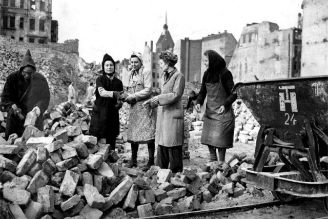 Mulheres trabalhando na reconstrução da cidade no pós guerra