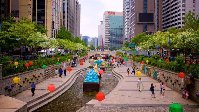 A revitalização de Cheonggyecheon em Seul é um dos exemplos recentes da integração entre as  áreas verdes e a cidade buscando a melhoria da qualidade de vida dos habitantes