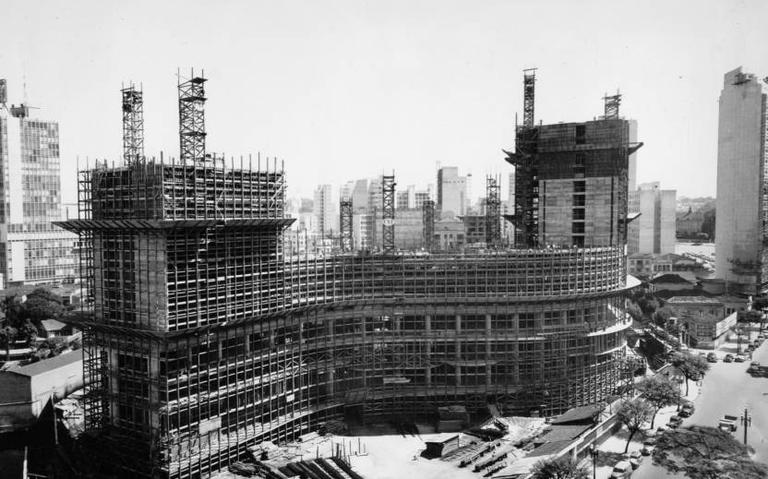 O Edifício Copan durante a sua construção em meados da década de 1950