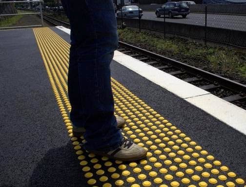 Piso Tátil em cor diferente dos demais materiais