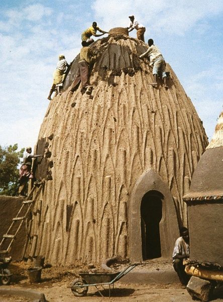 Apesar de trazida da Europa durante o período colonial a Arquitetura Colonial pode ser considerada um tipo de arquitetura vernacular brasileira