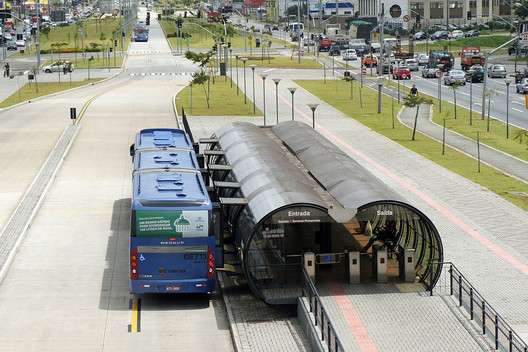 O sistema de transporte público de Curitiba é um exemplo a nível mundial de investimento em mobilidade e acessibilidade.