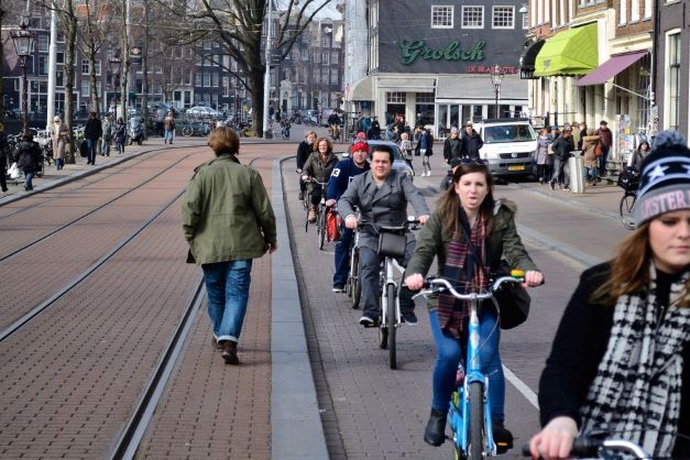 Amsterdam é um exemplo de cidade que possui um eficiente sistema de mobilidade cujo foco é o uso de bicicletas