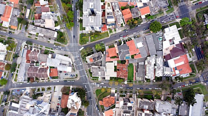 O desenvolvimento tem papel fundamental para auxiliar na diminuição da urbanização desenfreada dos grandes centros