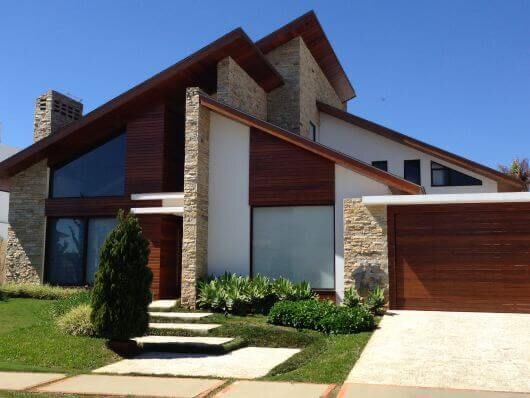 Exemplo de edificação com telhados em diferentes inclinações