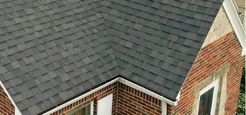 Conjunto de telhas shingle em um telhado