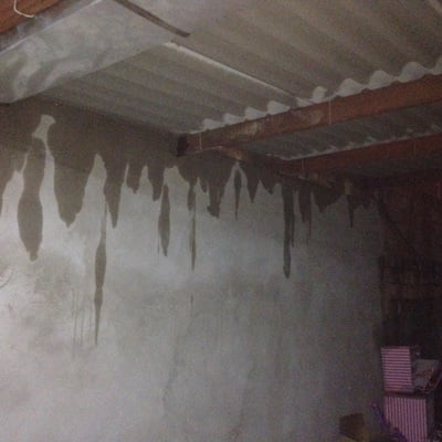 Exemplo de vazamento proveniente em um telhado cuja inclinação provavelmente foi mal dimensionada