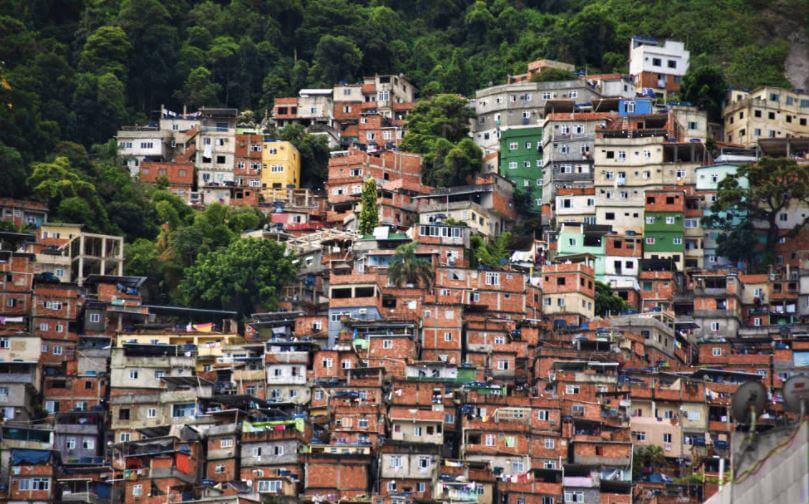A precarização das habitações é um exemplo dos problemas decorrentes do aumento populacional descontrolado