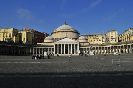 Fachada da Basílica San Francesco di Paola, cujos elementos foram inspirados pelo Panteão Romano.