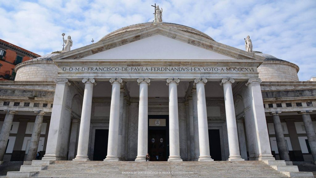 O interior da Basílica San Francesco di Paola, possui em sua decoração alguns elementos barrocos