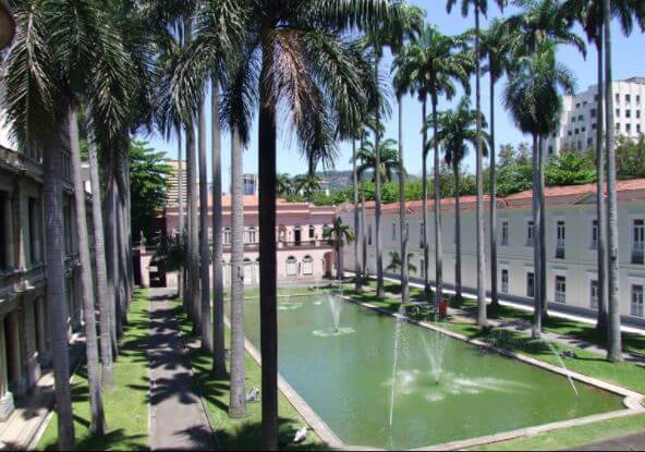 Exemplo de fachada residencial que utiliza elementos neoclássicos