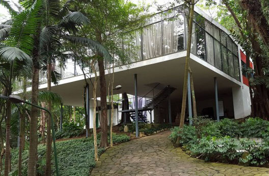 Pilotis que suspendem o primeiro pavimento da Casa de Vidro (1951) projetada por Lina Bo Bardi