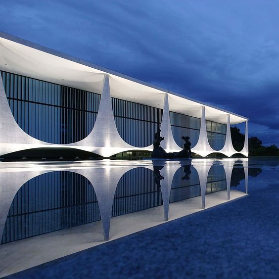 Espelho d’agua cria uma sensação de infinito a partir da reflexão da edificação