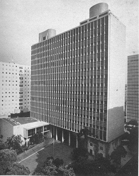 Edifício do Ministério da Educação e Saúde hoje conhecido como Edifício Gustavo Capanema, projetado por uma equipe formada por Lúcio Costa, Oscar Niemayer e outros.