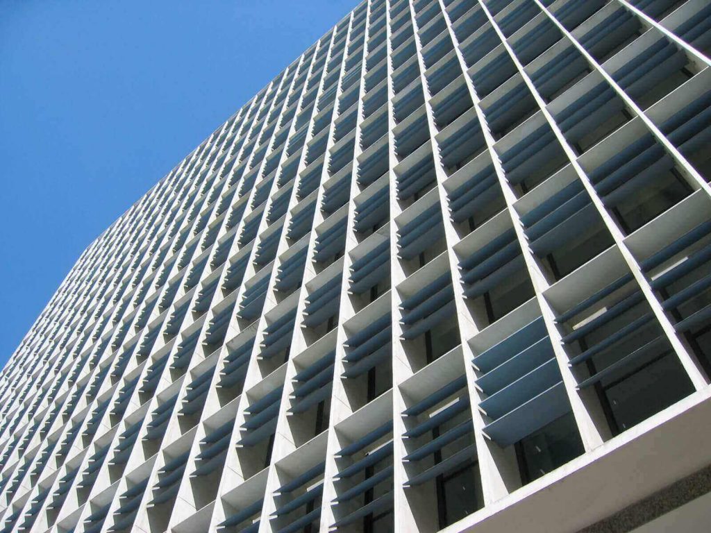 Detalhe da fachada do bloco horizontal, onde é possível perceber o uso das janelas em fita e do Brise-soleil