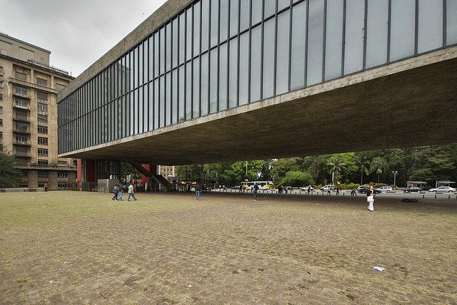 Detalhe da fachada envidraçada do MASP