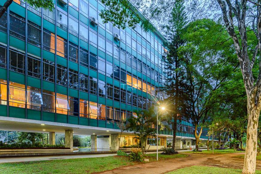 Janelas em fita presentes na fachada do Bloco E da Super Quadra Sul 308 em Brasília