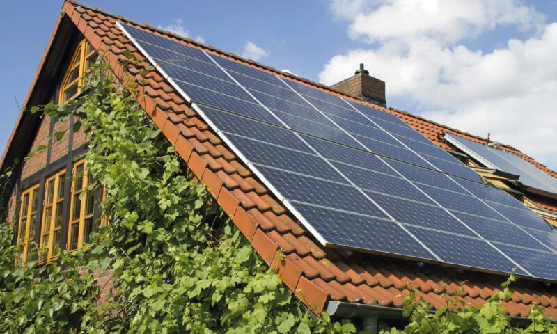Exemplo de placas solares instaladas no telhado para a captação de luz solar